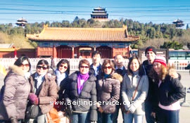 Bus tour travelers at Jingshan Park